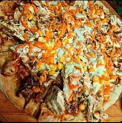 Pizza full cubierta de pollo a la brasa  350 bolivares